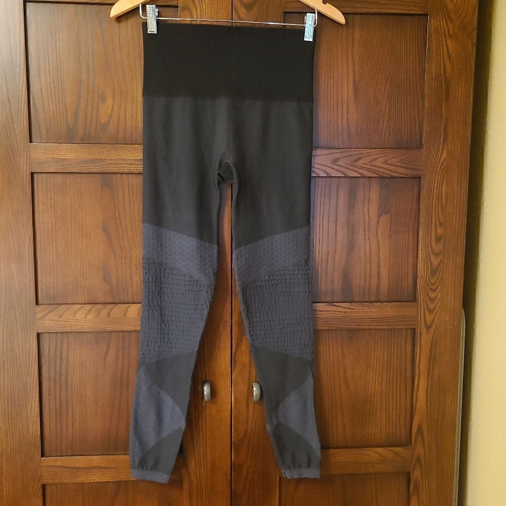 SPANX Look at Me Now Seamless Moto Legging in Very Black Size Medium